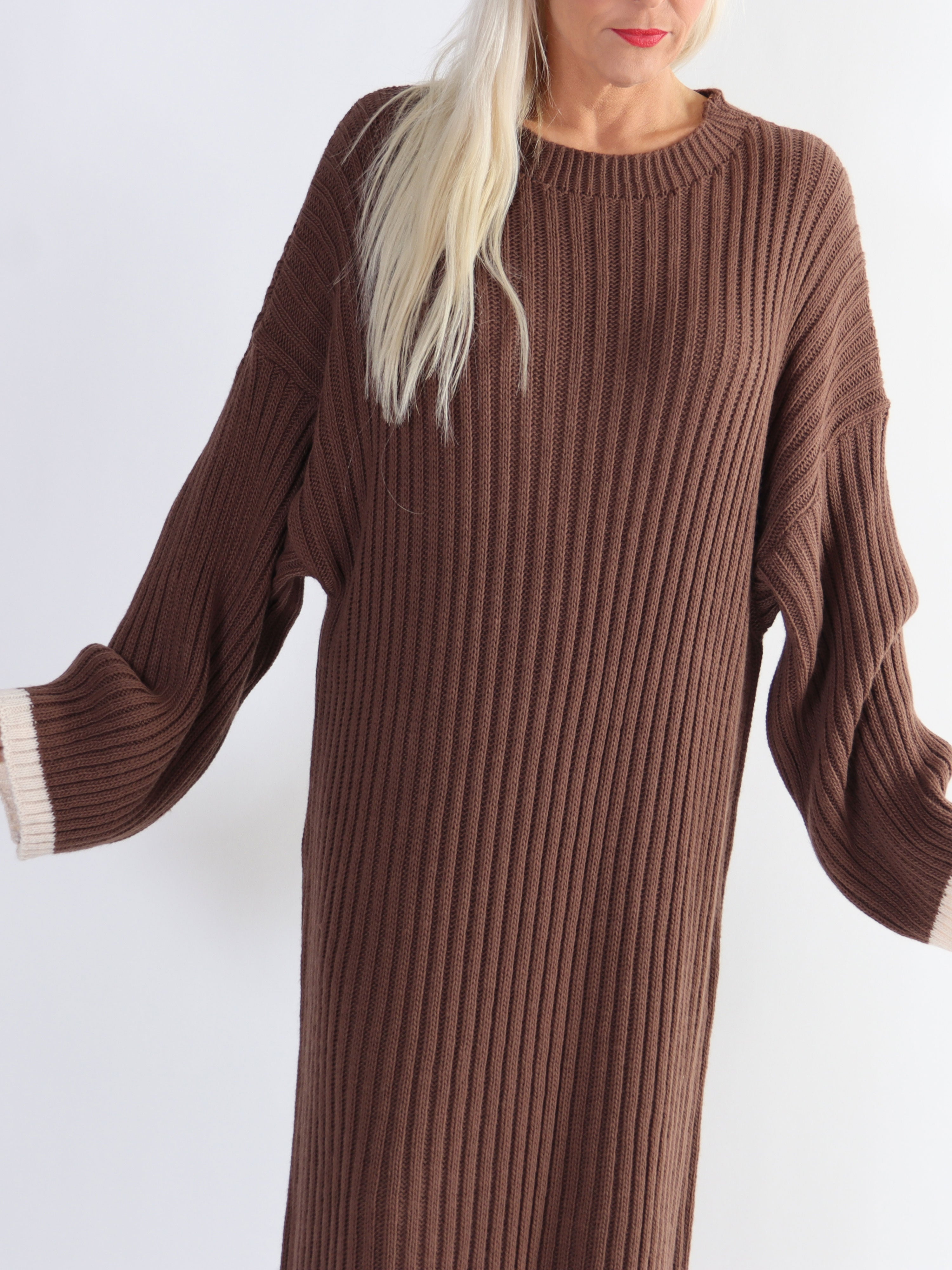 Ramona - Lang plus size strikkjole med farvet kanter